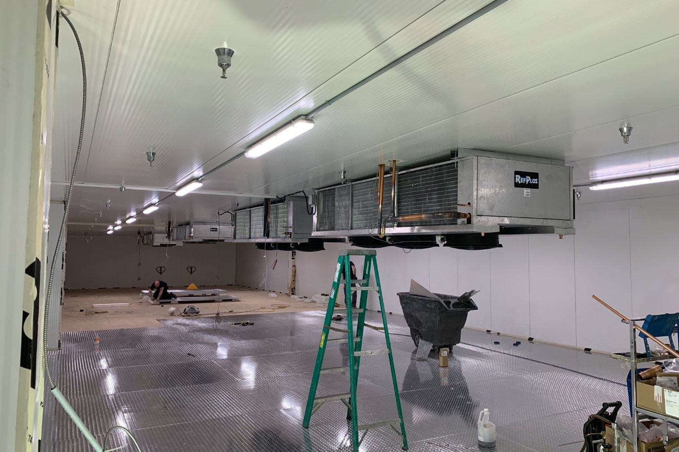 Évaporateurs de chambre froide en cours d’installation