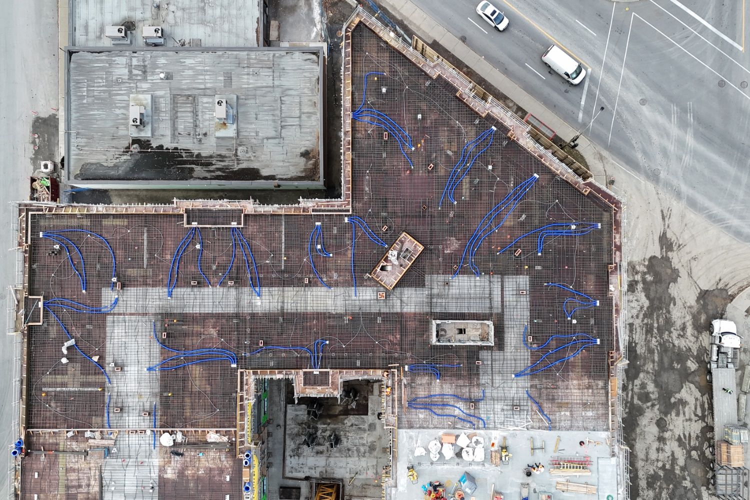 Vue de haut de la distribution mécanique en dalle disposée avant une coulée de béton