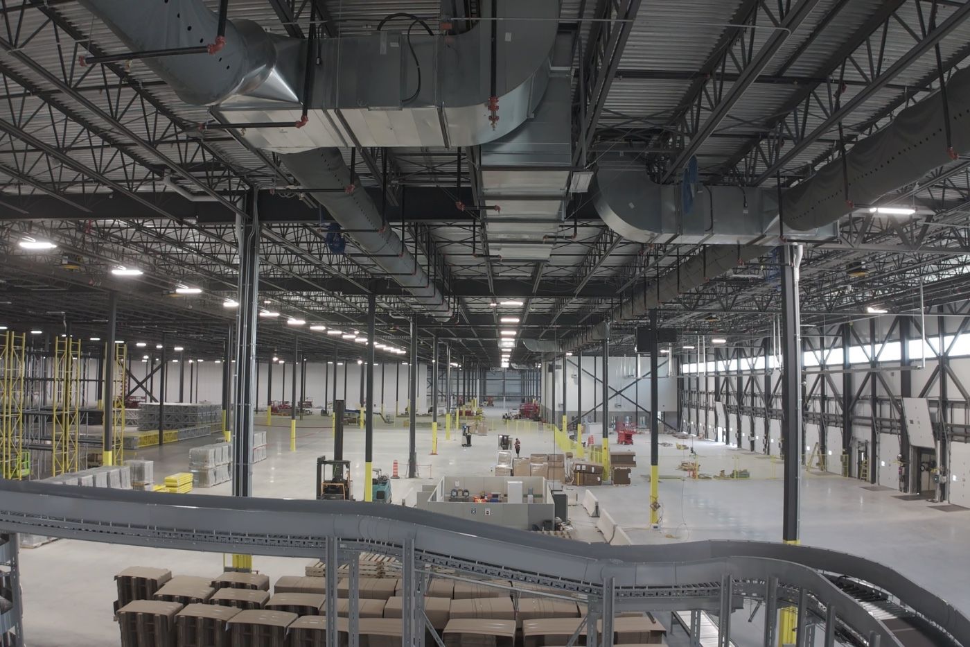 Distribution d’air au-dessus d’un grand plateau commercial