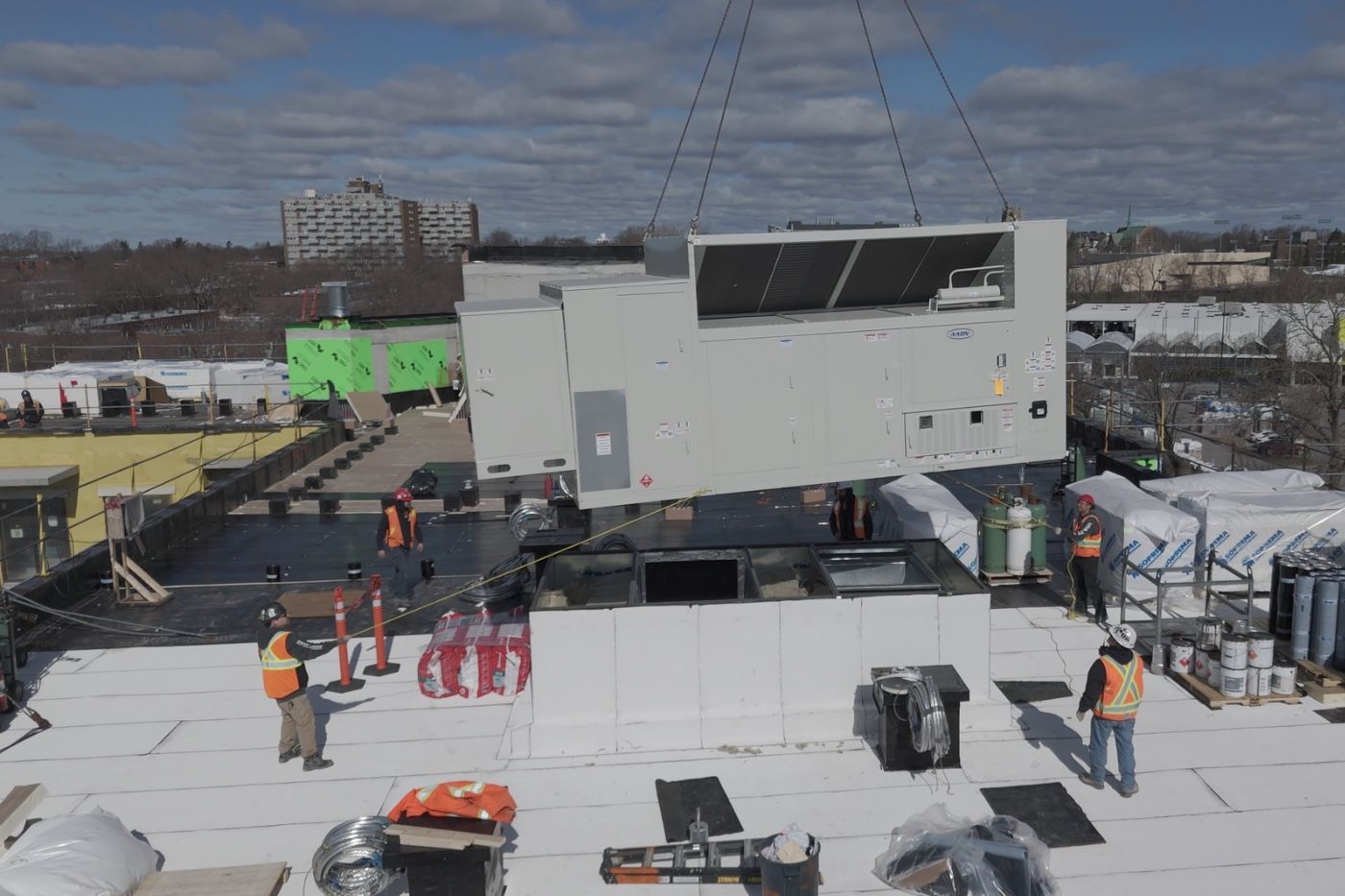 Une unité de traitement d’air hissée en position sur le toit