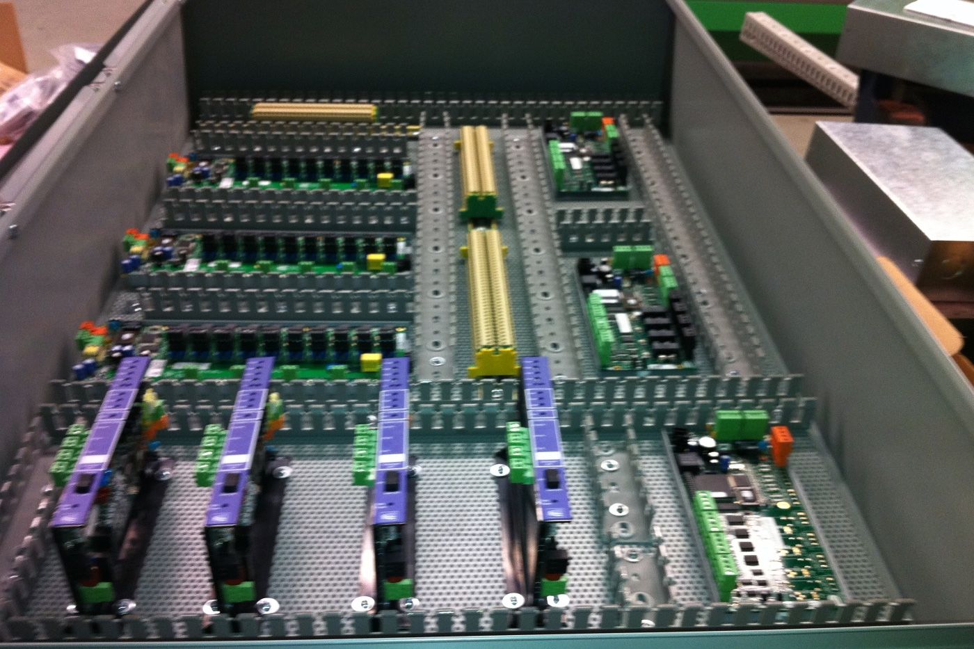 Un panneau de contrôle BMS assemblé et câblé dans l’atelier de Solutions Controlium